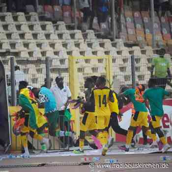 Ausschreitungen nach Nigeria-Aus: Fans stürmen Spielfeld - radioeuskirchen.de