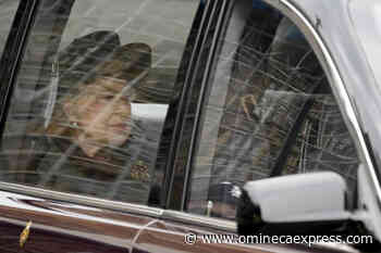 Queen Elizabeth shrugs off health issues, attends Prince Philip service - Omineca Express
