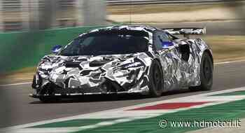 McLaren Artura a Monza: la GT4 mette le ruote sulla pista brianzola - HDmotori