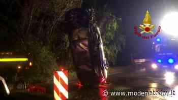 Auto sfonda il guardrail e finisce nel fosso lungo la Modena-Sassuolo - ModenaToday