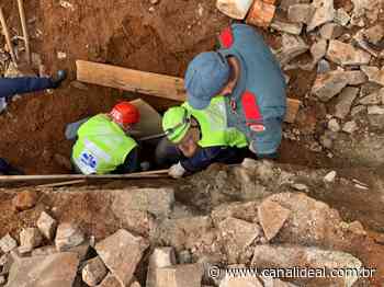 Corpo de Bombeiros resgata trabalhador que ficou soterrado em vala em Faxinal dos Guedes - Canal Ideal
