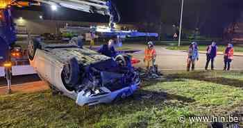 Auto over de kop op rotonde Samsonite in Oudenaarde - Het Laatste Nieuws