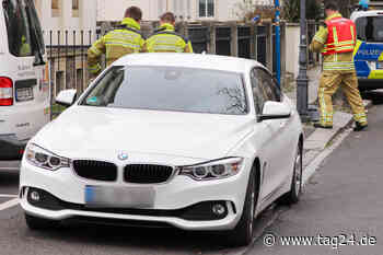 Unfall in Dresden: BMW kracht gegen Gaslaterne - Feuerwehr muss Schaden begrenzen - TAG24