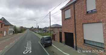 Bestuurder BMW knalt tegen geparkeerde aanhangwagen | Moorslede | hln.be - Het Laatste Nieuws