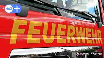 Hemmingen: Feuerwehr löscht brennende Baumstämme am Spielplatz in Arnum - HAZ