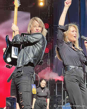 Open Air in Grindelwald: Ulmer Gitarristin Yasi Hofer rockt mit Superstar Helene Fischer vor 10 000 Fans