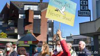 Friedensdemo in Witten auf dem Platz vor der Stadtgalerie - WAZ News