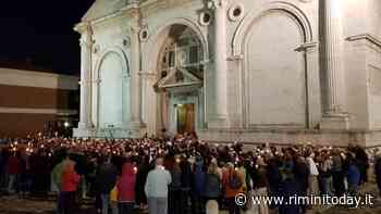 Dall'Arco di Augusto in silenzio fino al Duomo, in preghiera esortando la pace in Ucraina - RiminiToday