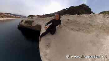 Tuffo da oltre 25 mila like per Giulia Calcaterra dall’arco di S’Archittu - LinkOristano