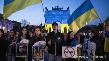 "Nessun popolo nemico" E l'Arco diventa giallo-blu - IL GIORNO