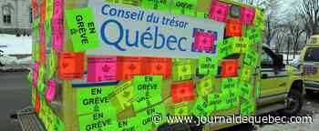 Deux ans sans convention: les ambulanciers manifestent devant les bureaux de Legault