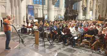 Imposant koor zingt 'Heal the World' voor vrede - Het Laatste Nieuws