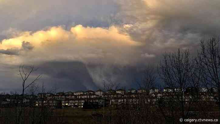 Calm and mild, light showers late Saturday in Calgary