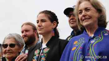 Wearable art by Métis designer from Sask. worn for Indigenous talks with Pope in Rome