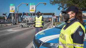 Ovada, la polizia stradale soccorre una famiglia ucraina a bordo di un'auto in panne sull'A26 - Il Secolo XIX