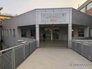 Saronno, in classe eleganti, in bianco e nero ma… salta il pigiama: i look a tema lanciati al liceo Legnani fanno discutere - ilSaronno