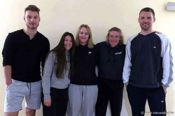 Sportieve studenten schotelen jong en oud uitdagend loopparcours voor