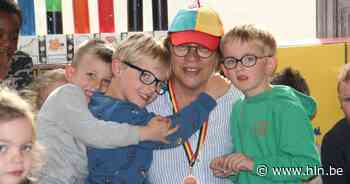 Kleuters trakteren juf Martine op een allerlaatste knuffel - Het Laatste Nieuws