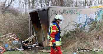 Zugemüllt und von Obdachlosen genutzt: Ehemaliger Lagerschuppen am Bahnhof fängt Feuer - Mindener Tageblatt