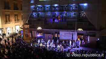 Bari, l'orchestra dei ragazzi suona sull'impalcatura: dal cantiere le musiche di Rota e Morricone - Repubblica TV