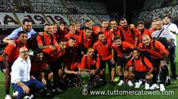 Bari, lanciata maglia a tiratura limitata: solo 1000 esemplari. Richiamo al calcio anni '90 - TUTTO mercato WEB