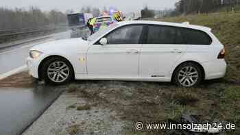 Rotterin (25) gerät auf A94 wegen Aquaplaning ins Schleudern