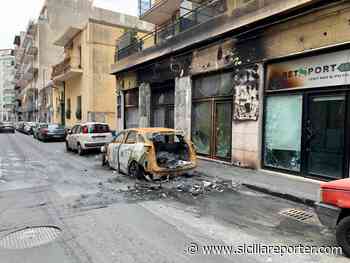 Catania, In corso l'operazione di rimozione auto e scooter carbonizzati in via Padova - Sicilia Reporter