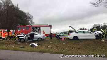 Schwerer Unfall auf St2092 zwischen zwei Autos bei Wasserburg - Personen verletzt