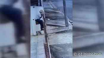 Idoso com Alzheimer desaparece após pular muro de casa em Itapeva; vídeo - Globo.com