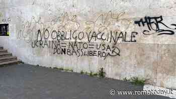 Sui muri di mercato e scuola scritte no vax e contro l’Ucraina