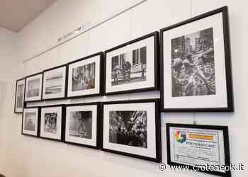 Crotone, al Bar Lux la mostra "Percezione di attimi" - CrotoneOK.it - CrotoneOK.it