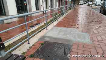 (Video) Crotone, marciapiedi a macchia di leopardo in via Mario Nicoletta - CrotoneOK.it