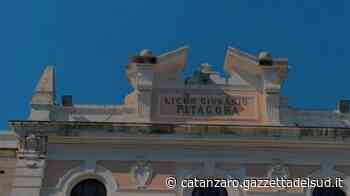 Crotone, crollano giù pezzi di cornicione del soffitto del Liceo Pitagora. Tanta paura, ma nessun feri - Gazzetta del Sud - Edizione Catanzaro, Crotone, Vibo