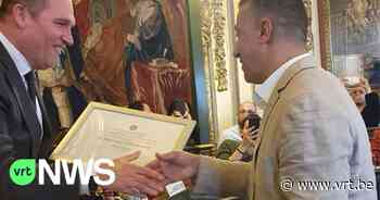 Mohammed Chetouane krijgt medaille van Brussel omdat hij man van 70 uit gebouw redde na gasexplosie - VRT NWS
