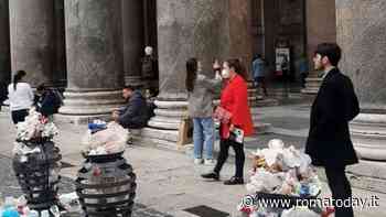 Le immagini dei cestini stracolmi di rifiuti nel centro di Roma