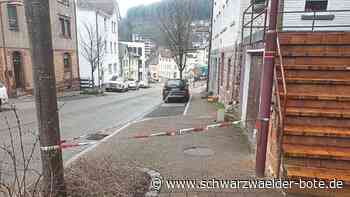 Polizei in Schramberg - Absperrband um Haus in der Lauterbacher Straße – was ist da los? - Schwarzwälder Bote