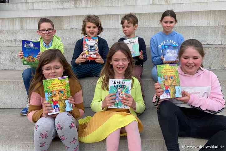 Kinderen ontdekken jeugdboeken op de speelplaats