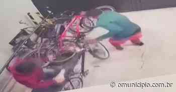 VÍDEO – Duas bicicletas são furtadas em padaria de Brusque; confira momento - O Município