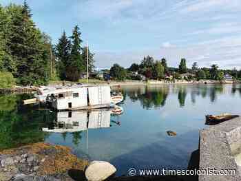 Derelict boats hauled from North Saanich bay - Victoria - Times Colonist