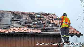 Dachstuhl brennt in Zwerenberg: Feuerwehr rückt mit 110 Mann in Neuweiler an