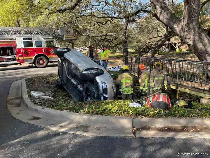 1 in hospital after car rolls into ditch off MoPac frontage road