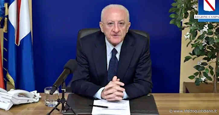 De Luca contro il rientro in aula dei prof no vax: “Fateli giocare a burraco”. E su Putin: “Pagare il gas in rubli? Meglio con le figurine Panini”