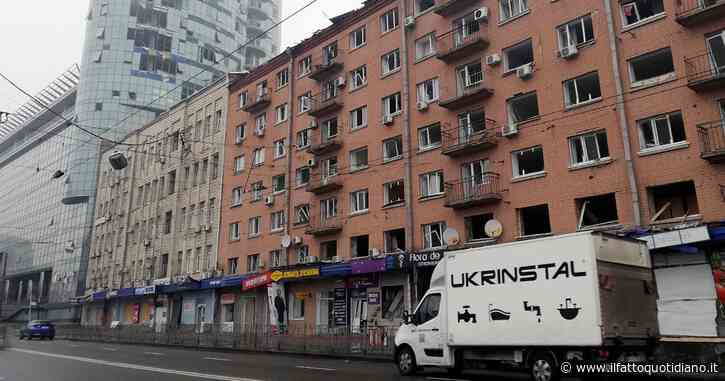 Guerra Russia-Ucraina, la quiete incerta nel centro di Kiev: riaprono i caffè, qualcuno passeggia. “Rifugi? Nessuno ci va più”