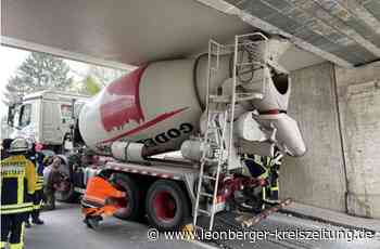 Bahnstrecke gesperrt - Betonmischer klemmt unter Bahnbrücke fest - Leonberger Kreiszeitung