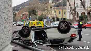 Trieste, auto perde il controllo dell’auto a Barcola e si schianta contro un palo - Il Piccolo