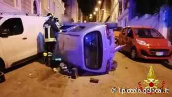 Trieste, va a sbattere contro le auto in sosta e si cappotta: i pompieri la estraggono dall’abitacolo - Il Piccolo