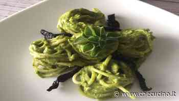 Pici all’avocado con pesto di noci e rucola: ricetta primaverile colorata e fresca - CheCucino.it