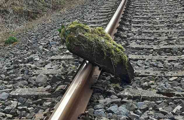 POL-ME: Gefährlicher Eingriff in den Bahnverkehr - Mann legt Gegenstände auf Schienen - Schnelle Reaktion vom Triebfahrzeugführer - Velbert - 2204005