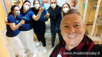 Paolo Belli canta con i nonni della residenza Stella di Carpi - ModenaToday