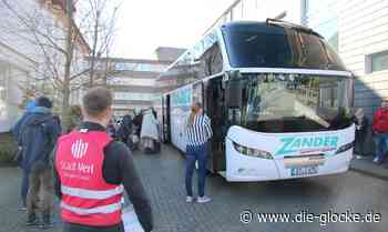 Bus mit 45 Flüchtlingen in Verl angekommen - Die Glocke